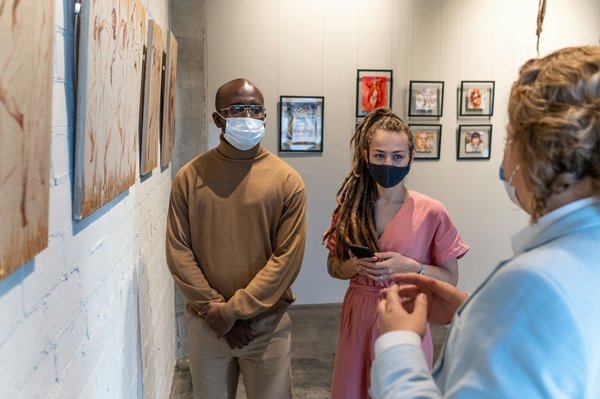 How can one find low-cost guided tours of the historic sites in Cambridge?